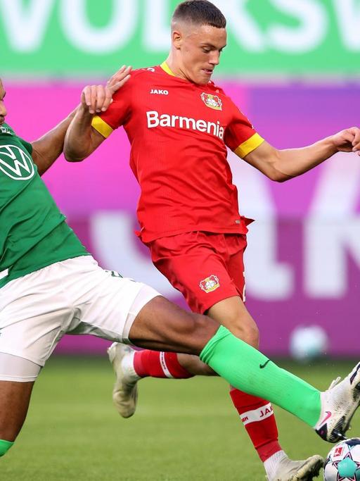 Wolfsburg's French defender Maxence Lacroix (L) and Leverkusen's German forward Florian Wirtz vie for the ball during the German first division Bundesliga football match VfL Wolfsburg v Bayer Leverkusen in Wolfsburg, northern Germany, on September 20, 2020. (Photo by Ronny Hartmann / AFP) / DFL REGULATIONS PROHIBIT ANY USE OF PHOTOGRAPHS AS IMAGE SEQUENCES AND/OR QUASI-VIDEO