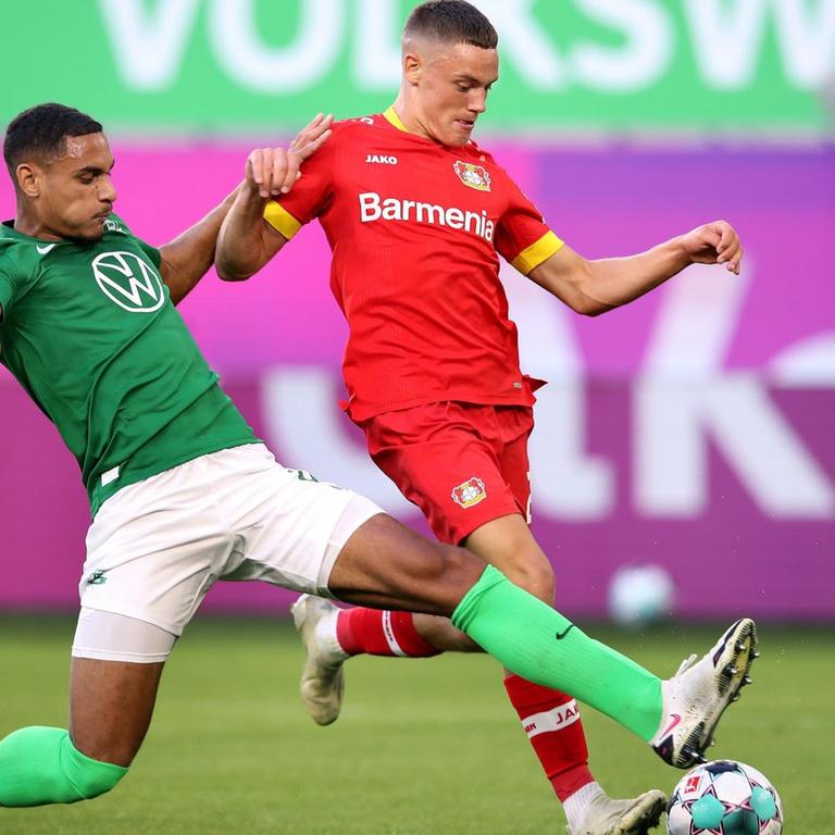 Wolfsburg's French defender Maxence Lacroix (L) and Leverkusen's German forward Florian Wirtz vie for the ball during the German first division Bundesliga football match VfL Wolfsburg v Bayer Leverkusen in Wolfsburg, northern Germany, on September 20, 2020. (Photo by Ronny Hartmann / AFP) / DFL REGULATIONS PROHIBIT ANY USE OF PHOTOGRAPHS AS IMAGE SEQUENCES AND/OR QUASI-VIDEO