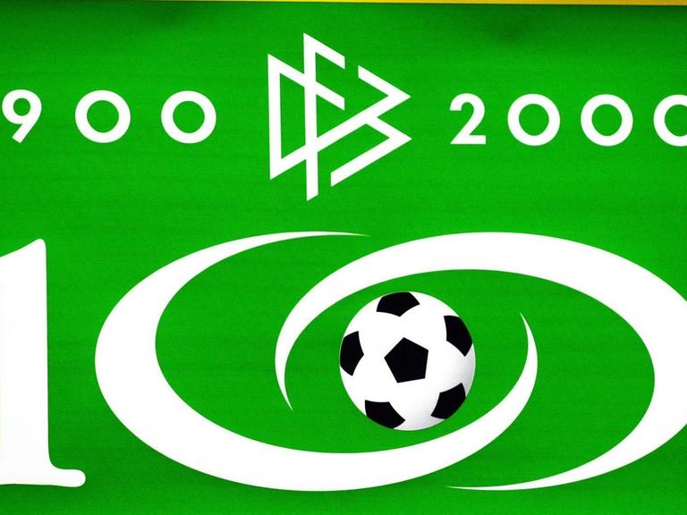 Das Logo des Deutschen Fußball-Bundes (DFB) zu "100 Jahre DFB".