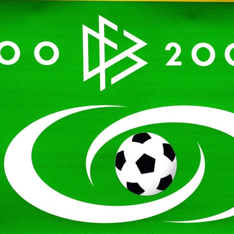 Das Logo des Deutschen Fußball-Bundes (DFB) zu "100 Jahre DFB".