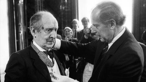 Vladimir Horowitz (l) wurde 1986 mit dem Großen Bundesverdienstkreuz mit Stern ausgezeichnet.
