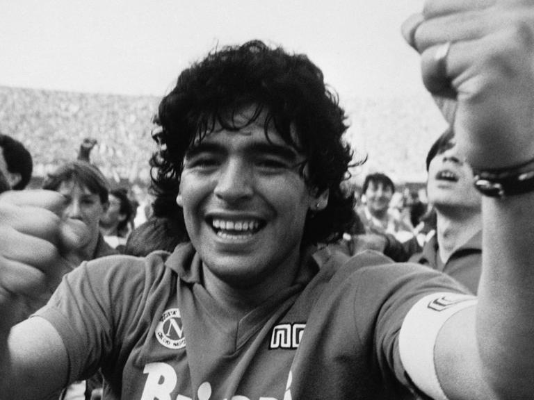 Diego Maradona jubelt nach einem Spiel in Neapel.