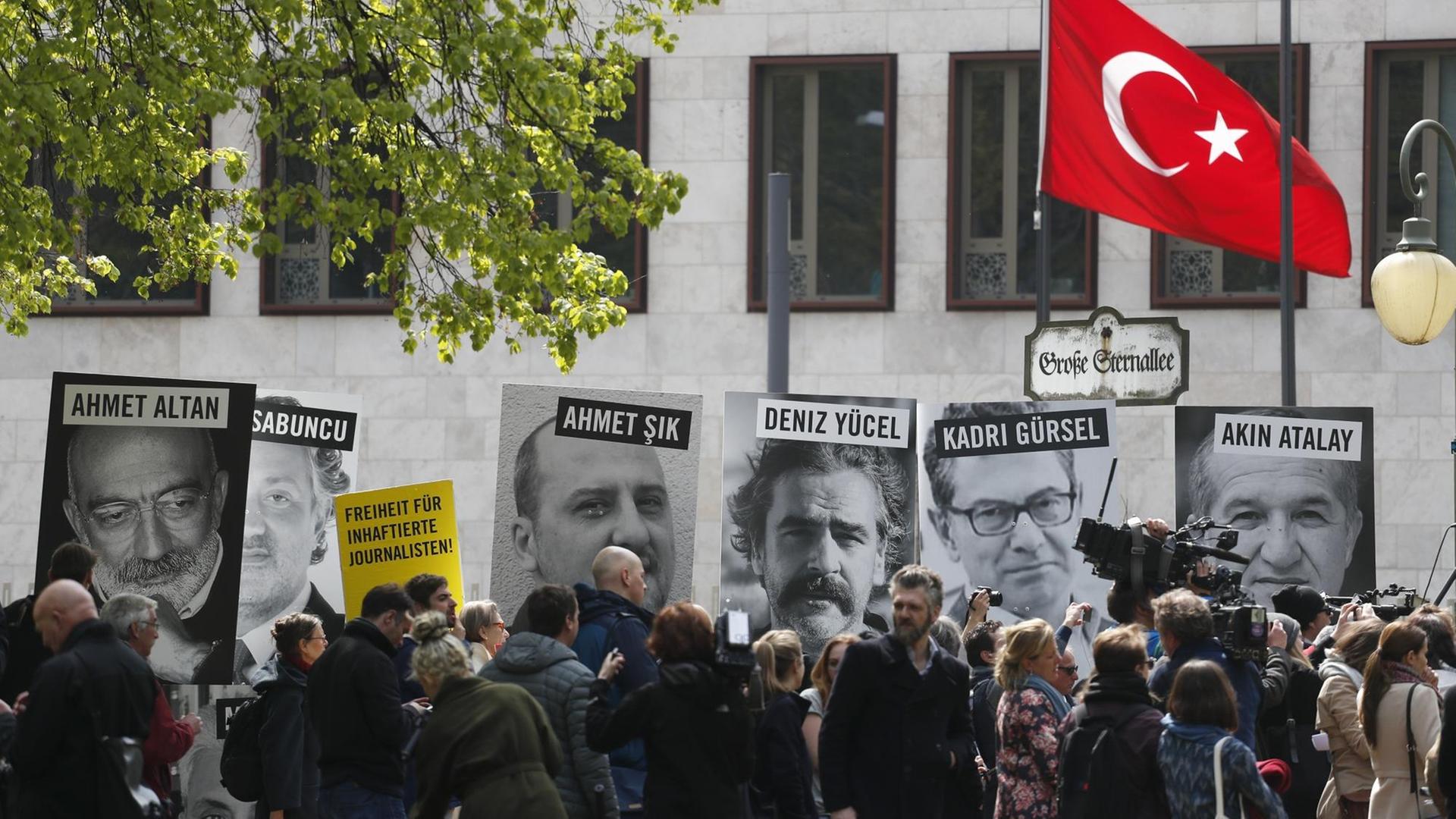 Reporter ohne Grenzen und Amnesty International haben für heute zu Protestaktionen gegen die Inhaftierung von Journalisten in der Türkei aufgerufen (3.5.2017).