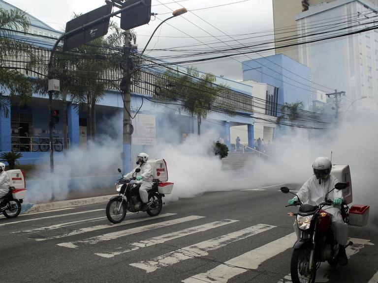 Sogenannte 'Motofogs' desinfizieren die Strassen in Brasilien, 31.März 2020.