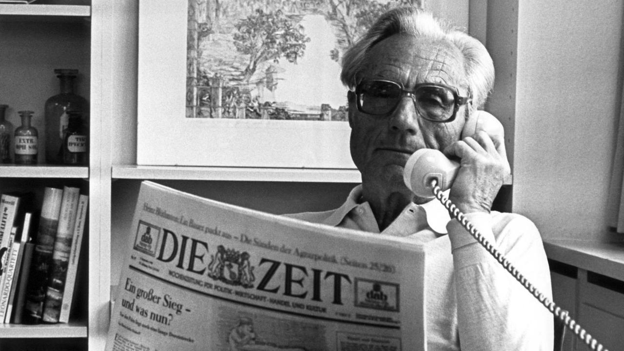 Der damalige Verleger der Wochenzeitung "Die Zeit" Gerd Bucerius sitzt am 9. September 1980 in Hamburg mit der Zeitung in der Hand auf einem Stuhl und telefoniert.