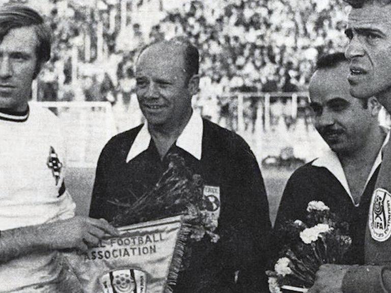Zu sehen sind der deutsche Fußballer Günter Netzer und der israelische Fußballer Mordechai "Motti" Spiegler bei der Wimpelübergabe in Tel-Aviv 1970.