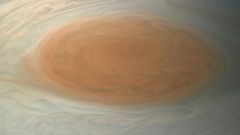 Der Große Rote Fleck (GRF), ein gewaltiger Wirbelsturm in der Jupiteratmosphäre, aufgenommen von der Raumsonde Juno