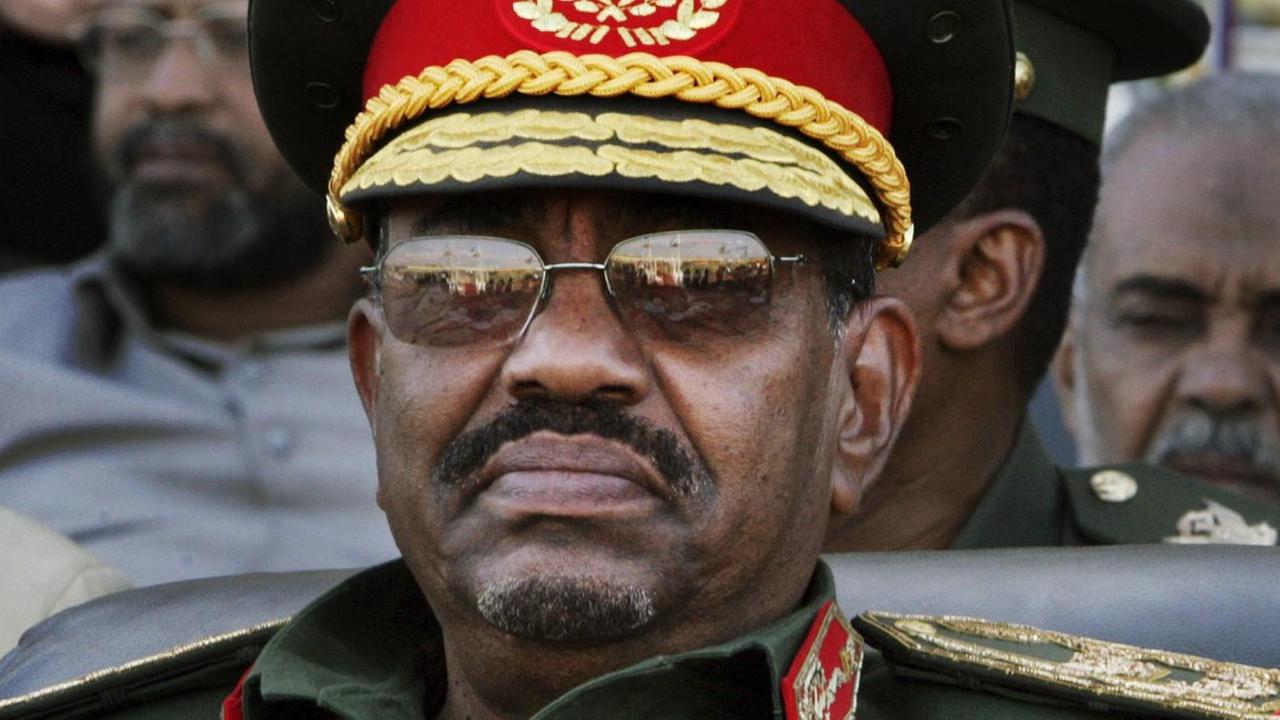 Der ehemalige sudanesische Machthaber Omar al-Bashir in Militäruniform.