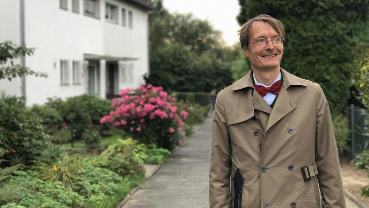 Das Foto zeigt Karl Lauterbach in seinem Wahlkreis Köln IV/Leverkusen