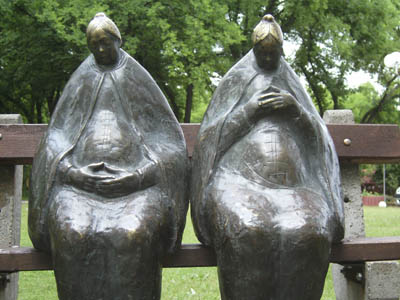 Zwei sitzende Frauen: Skulpturen im Park des serbischen Kurorts Palic.