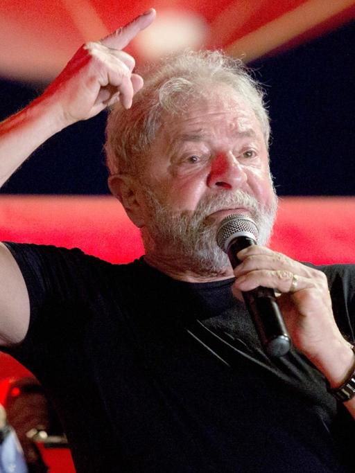 Lula da Silva hält ein Mikrofon und streckt einen Finger in die Höhe.