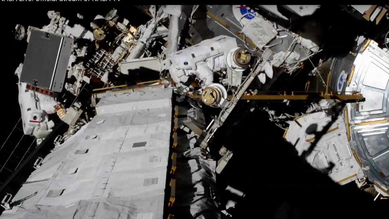 Viel zu tun: Die beiden Astronauten bei Arbeiten außen an der Internationalen Raumstation