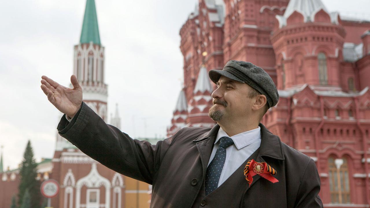 Der Lenin-Darsteller Dmitri zeigt am 18.10.2017 nahe dem Roten Platz in Moskau eine Geste seines historischen Vorbildes Wladimir Iljitsch Lenin.