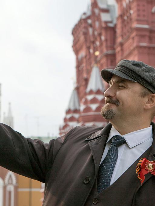 Der Lenin-Darsteller Dmitri zeigt am 18.10.2017 nahe dem Roten Platz in Moskau eine Geste seines historischen Vorbildes Wladimir Iljitsch Lenin.