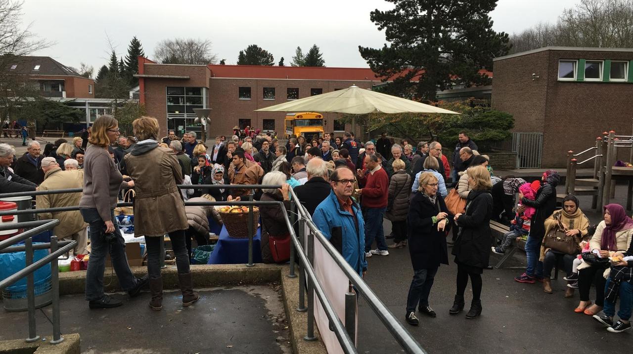 Das Willkommensfest für die Flüchtlinge in der Grundschule Köln-Rodenkirchen.