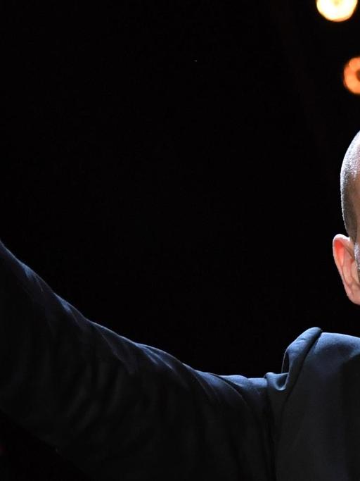 Nadav Lapid, Regisseur des Films "Synonymes" hält den ihm verliehenen Goldenen Bären nach oben.