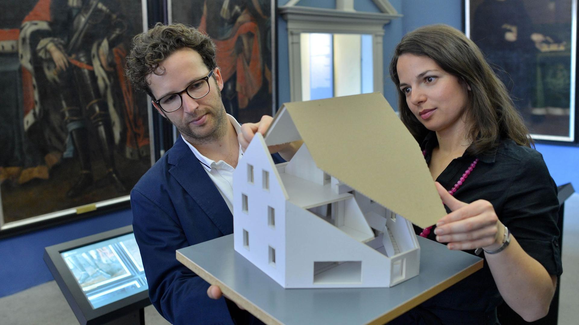 Die Leipziger Architekten Sebastian Thaut und Silvia Schellenberg-Thaut mit einem ihrer Entwürfe.