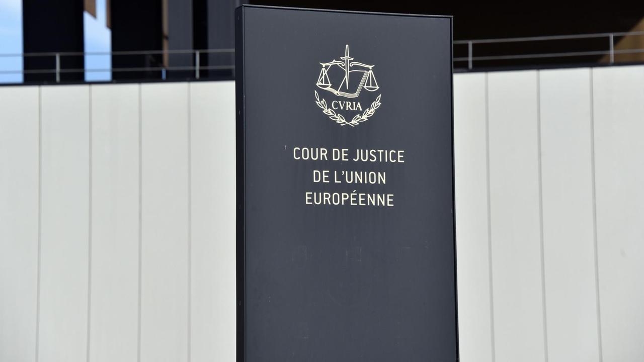 Der Schriftzug des Europäischen Gerichtshofs "Cour de justice de l'Union européenne" vor dem Gebäude des EuGH