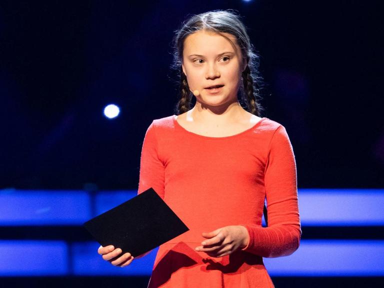 Greta Thunberg überreicht auf einer Gala den Preis "Anführer des Jahres" an Janne Andersson, den Trainer der schwedischen Fußball-Nationalelf.