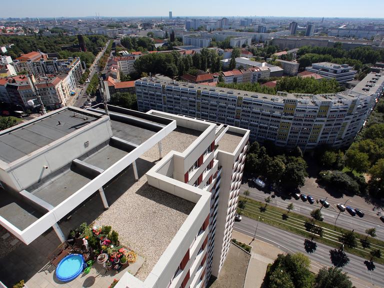 Blick von einem Hochhaus über die Dächer von Berlin