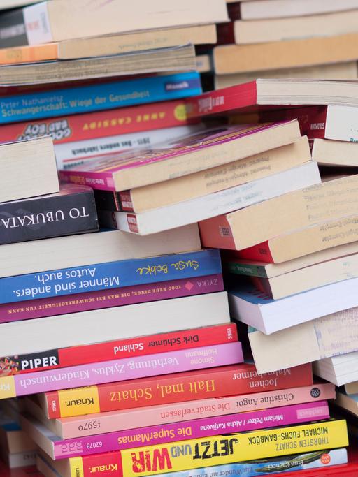 Das Foto zeigt Bücher auf einem Ramschtisch.