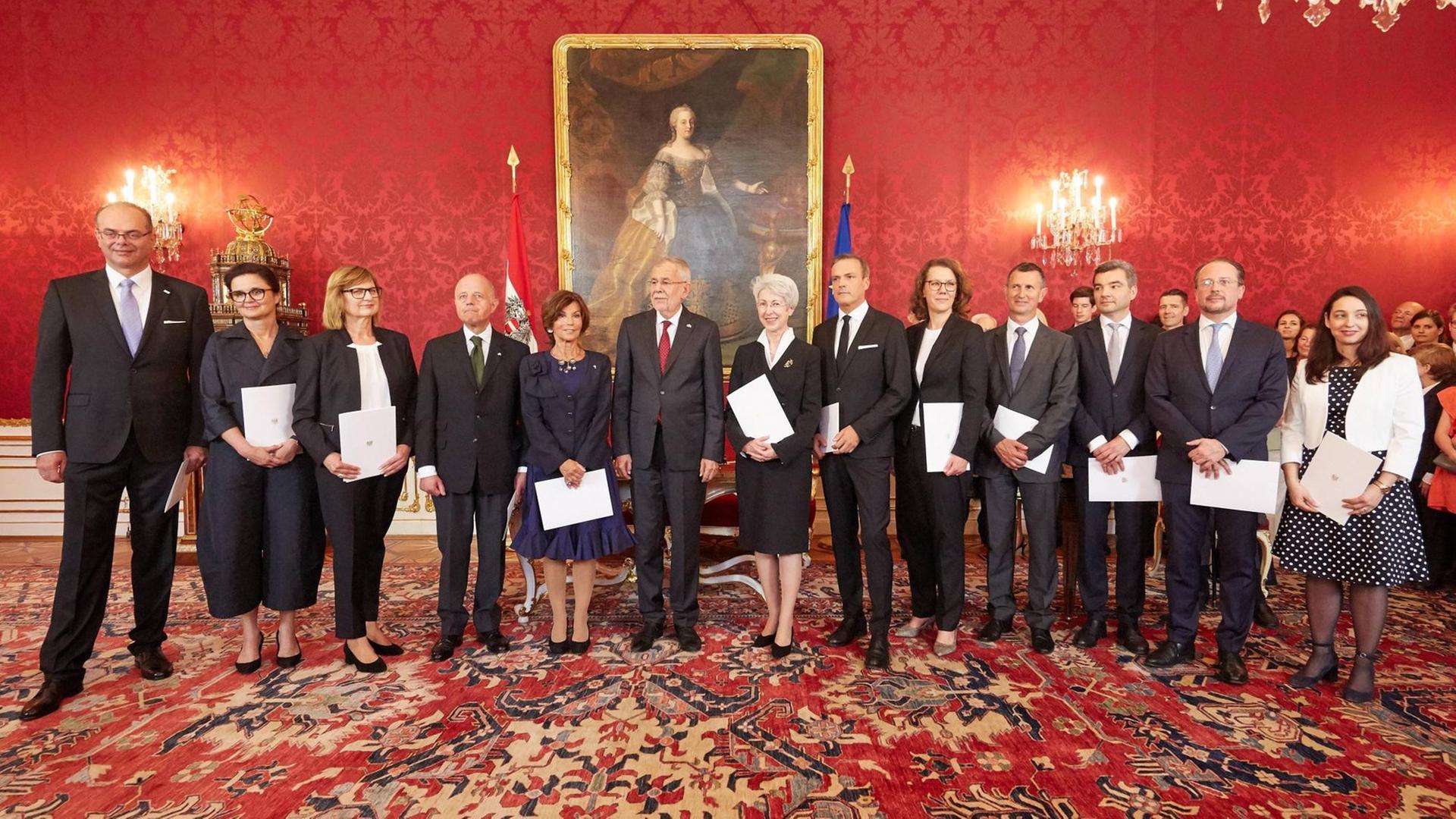 Österreichs Bundespräsident Van der Bellen hat das neue Expertenkabinett vereidigt: Gruppenbild in der Bundespräsidentschaftskanzlei.
