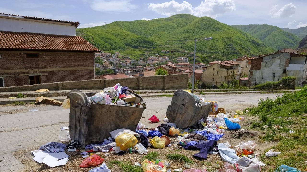 Verteilter Müll und volle Müllcontainer am Straßenrand, Pogradec am Ohridsee, Region Korca, Albanien