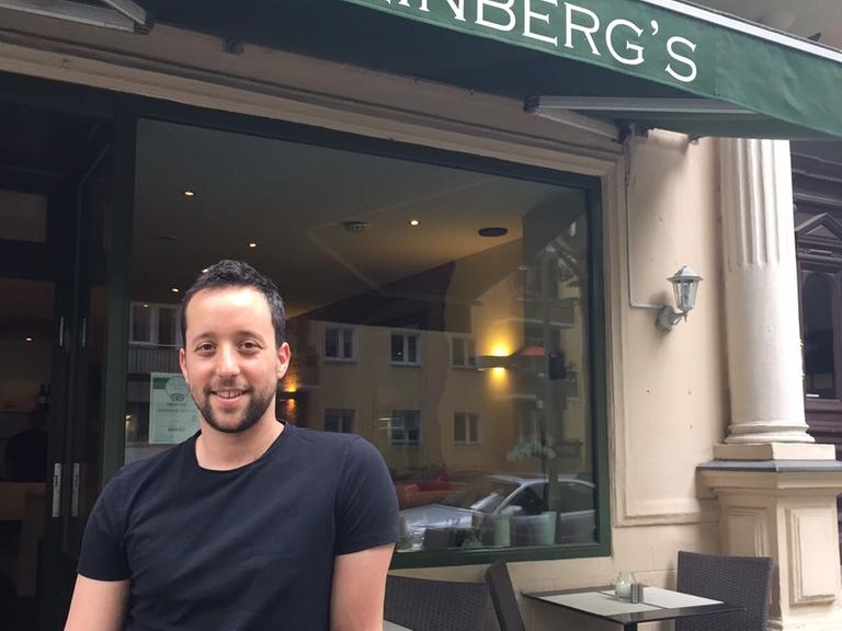Yorai Feinberg vor seinem israelischen Restaurant