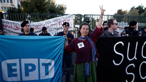 Protest gegen die nächtliche Räumung des besetzten griechischen Ex-Staatsrundfunks 