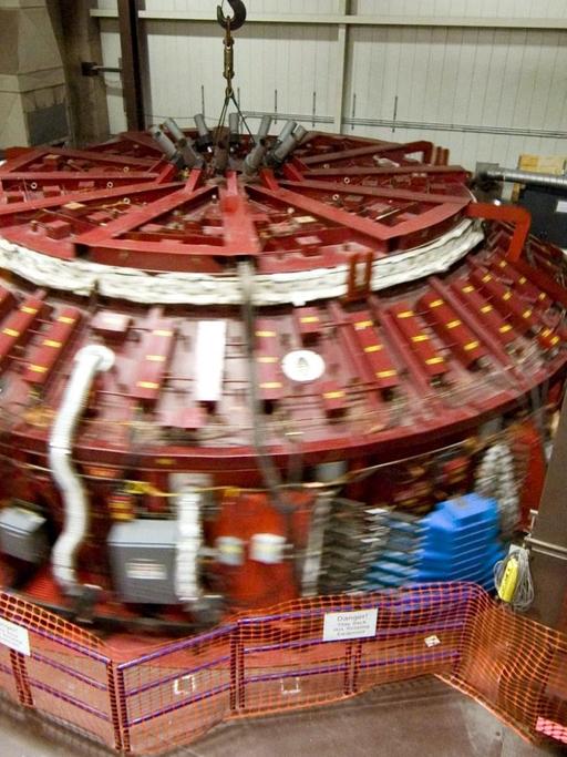 8,4-Meter-Spiegel für das neue "Giant-Magellan"-Teleskop in Chile, aufgenommen im Steward-Observatorium von Arizona am 23. Juli 2005.