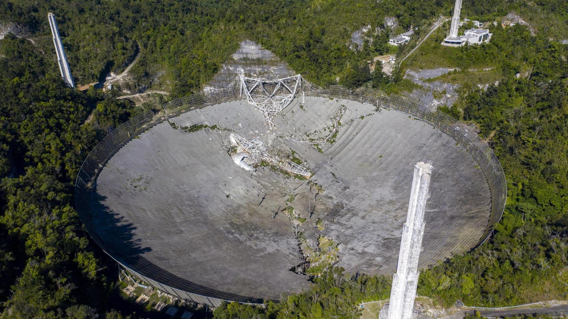 Trümmer im Arecibo-Teleskop nach dem Einsturz