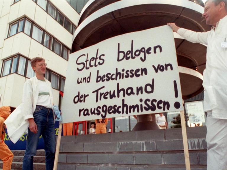Gegen die von der Treuhandanstalt beabsichtigte Abwicklung des Dresdner Betriebes Mikroelektronik und Technologie Gesellschaft mbH (MTG) protestieren am 05.09.1991 die Beschäftigten.