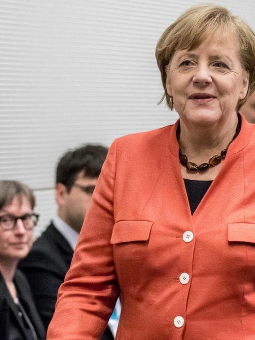 Bundeskanzlerin Angela Merkel (CDU) kommt am 20.11.2017 in Berlin zur Sitzung der CDU/CSU Bundestagsfraktion im Reichstag. Die FDP hatte die Jamaika Sondierungsgesprächen zur Aufnahme von Koalitionsverhandlungen zur Bildung einer Regierung abgebrochen. Foto: Michael Kappeler/dpa | Verwendung weltweit