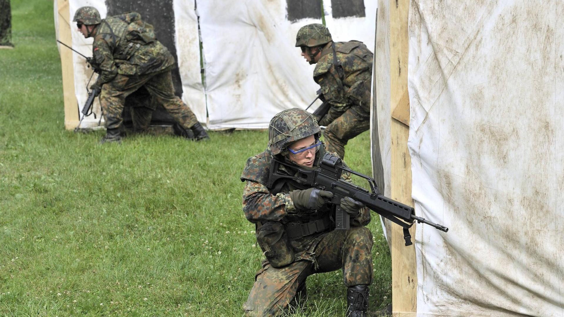 Beim Tag der Badener der Heerestruppenbrigade Bruchsal wird gezeigt, wie eine ISAF Patrouille in einem Dorf in Afghanistan auf einen Angriff reagieren muss (Foto vom 15.7.2011).