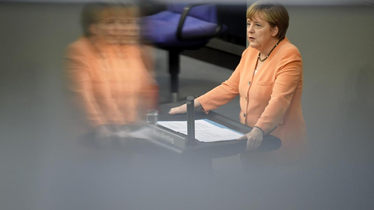Bundeskanzlerin Angela Merkel spricht im Deutschen Bundestag über den Schuldenstreit mit Griechenland.