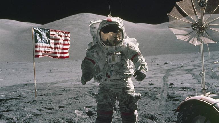 Das Bild ist aus dem Jahr 1972. Es zeigt den Astronauten Gene Cernan auf dem Mond. 