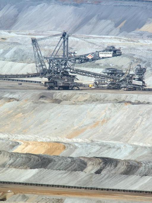 Bergbaugerät arbeitet im Tagebau Hambach bei Kerpen (Nordrhein-Westfalen). Die Polizei rechnet zum Weltklimagipfel in Bonn mit schärferen Protesten gegen den Braunkohleabbau im Rheinischen Revier. Aktions-Bündnisse haben demnach an dem symbolträchtigen Hambacher Wald ein Camp für 2000 Leute geplant.
