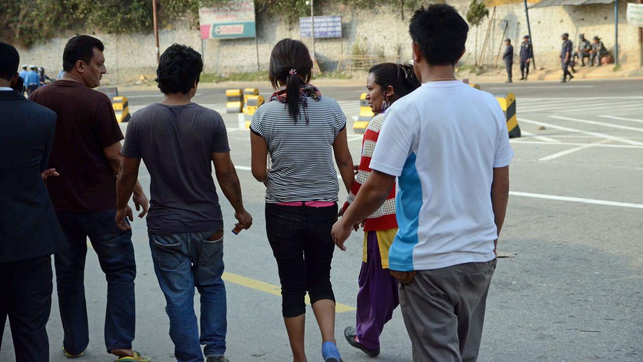 Die Mitarbeiterinnen von Maiti Nepal bringen die Frau zur Polizeistation