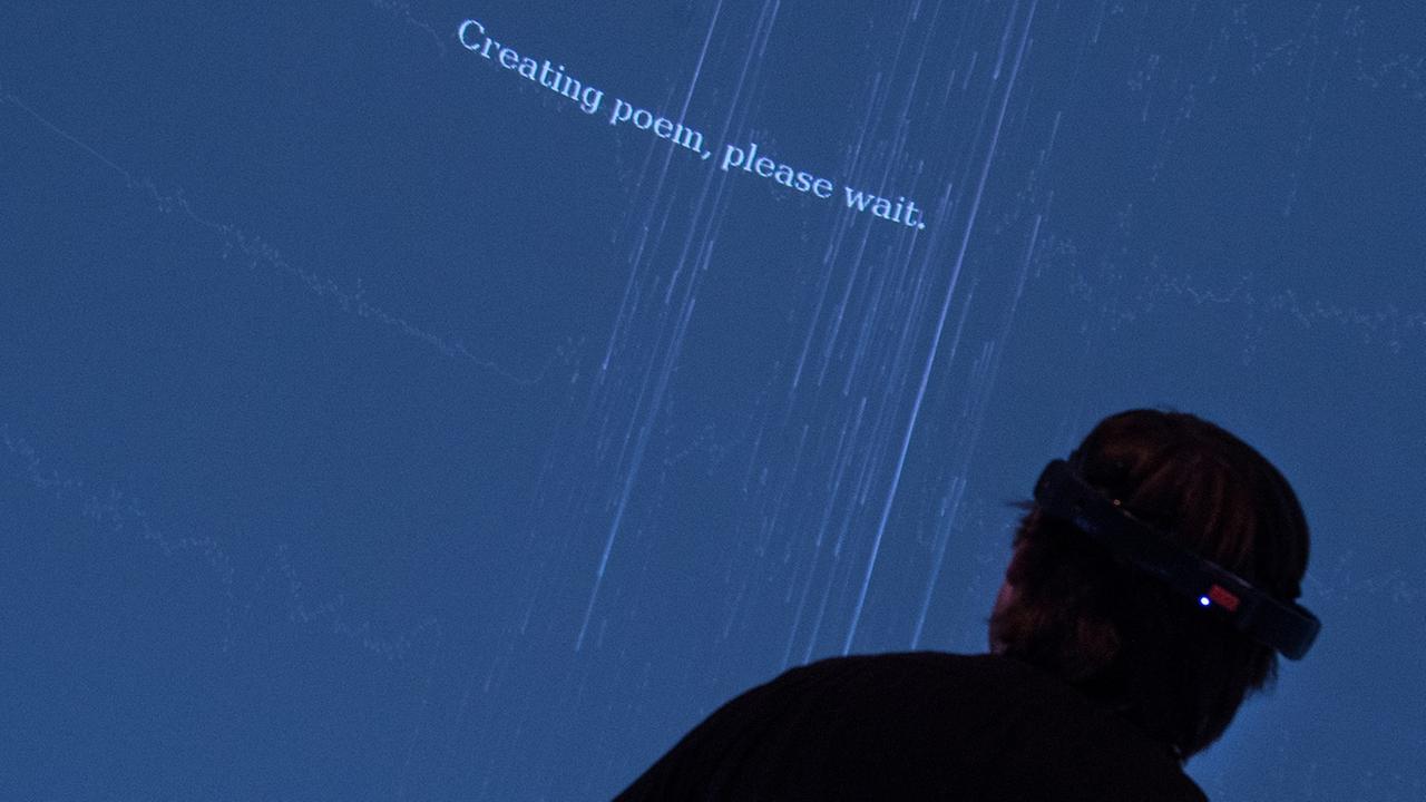 "Brain Poetry" heißt ein literarisches Kunstprojekt, mit dem ein Besucher am 07.10.2014 im Pavillon des Gastlandes Finnland auf der Buchmesse in Frankfurt am Mai nur mit seinen Gehirnströmen ein Gedicht erzeugt.