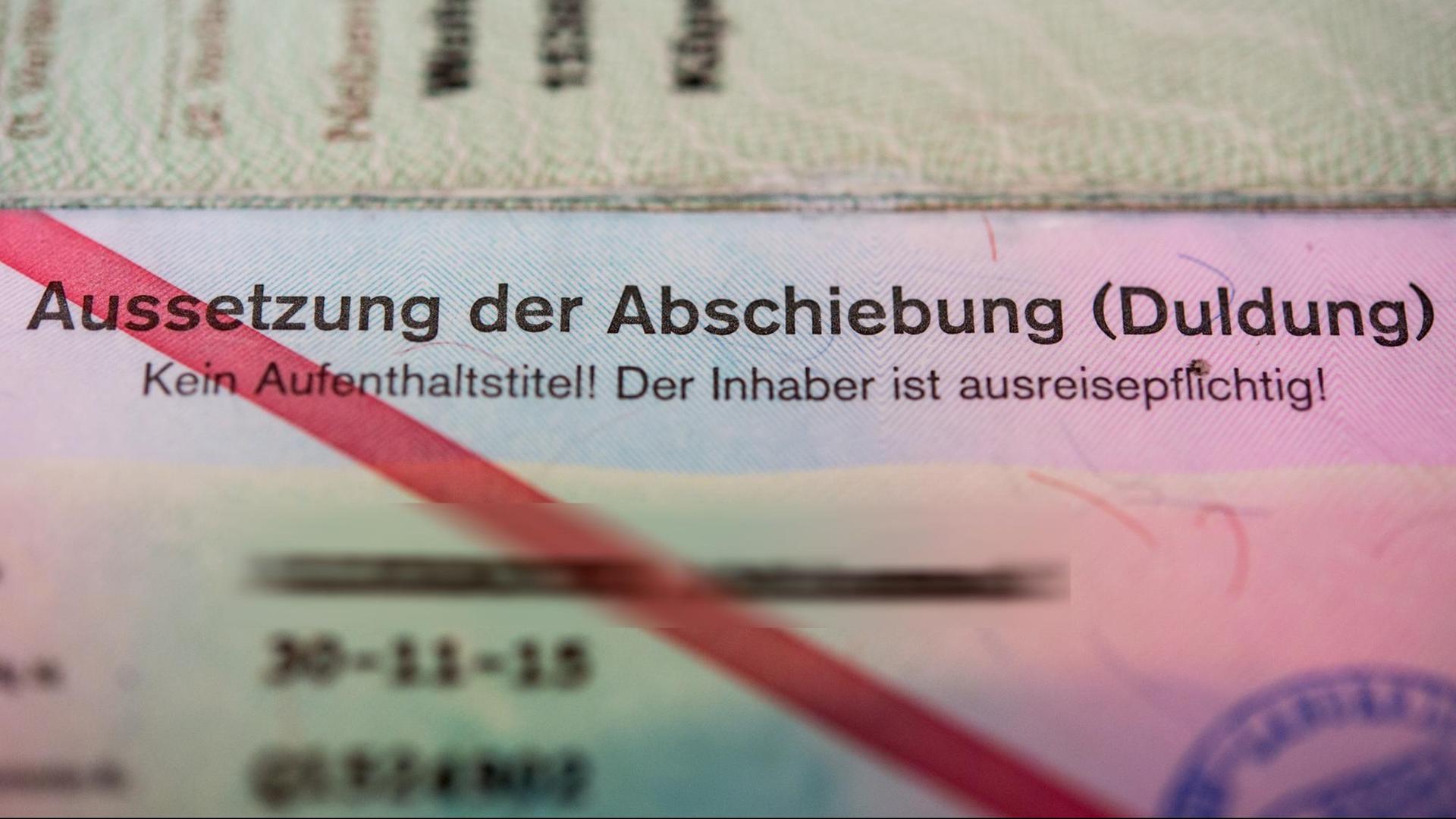 Ein Ausweis der Bundesrepublik Deutschland eines Asylbewerbers mit dem Vermerk «Aussetzung der Abschiebung (Duldung) - Kein Aufenthaltstitel! Der Inhaber ist ausreisepflichtig!», fotografiert am 09.10.2015 in Neuenhagen (Brandenburg).