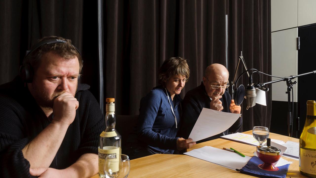 Martin Engler, Linda Olsansky, Gerd Wameling (v.l.n.r.) bei der Hörspiel-Produktion zu "Rotes Gold" im Studio.