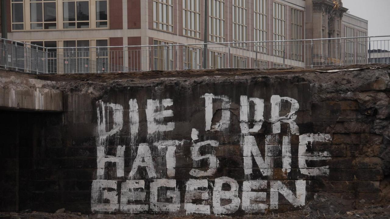 Existenzialismus - DDR-Existenz verneinender Spruch auf den letzten Fundamenten des Palasts der Republik an der Rathausbrücke auf dem Schlossplatz in Berlin, 2008