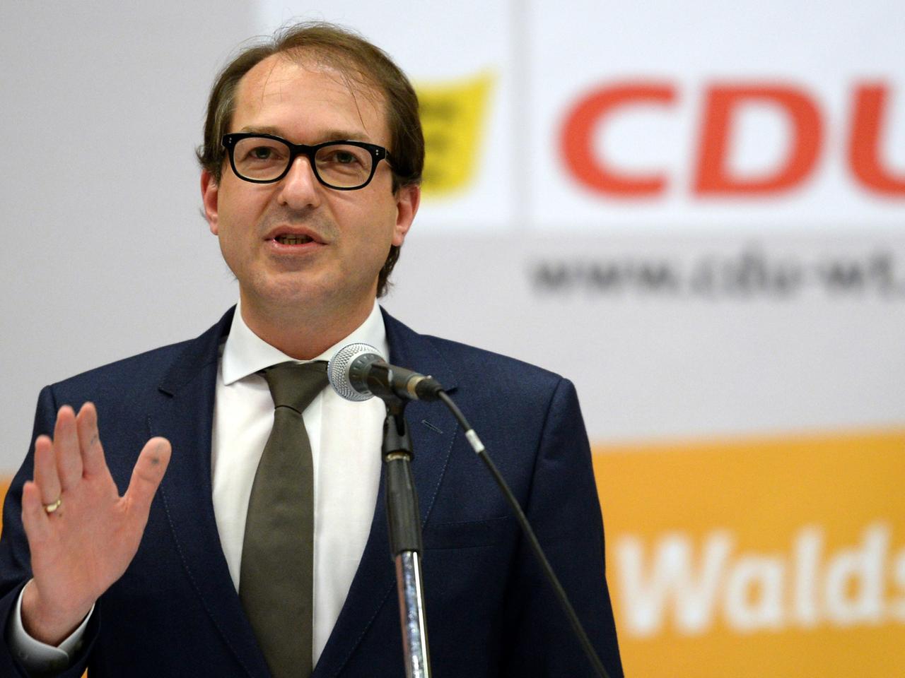 Alexander Dobrindt bei seiner Rede vor einem CDU-Logo.