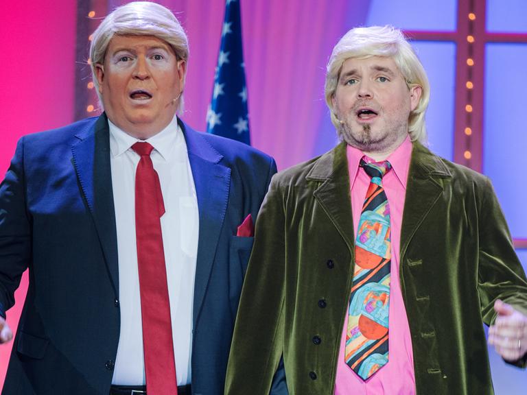 Frank Brunswig (l-r) steht als als US-Präsident Donald Trump in Mainz (Rheinland-Pfalz) mit seinem "deutschen Bruder" (Thomas Becker) auf der Bühne.