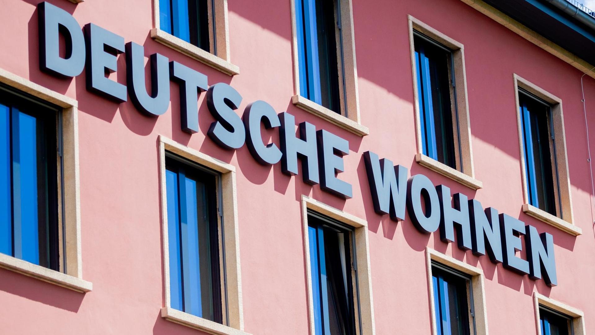 Die Fassade der Zentrale der börsennotierten Wohnungsgesellschaft Deutsche Wohnen SE in Berlin. Die Fassade der Zentrale der börsennotierten Wohnungsgesellschaft Deutsche Wohnen SE in Berlin.