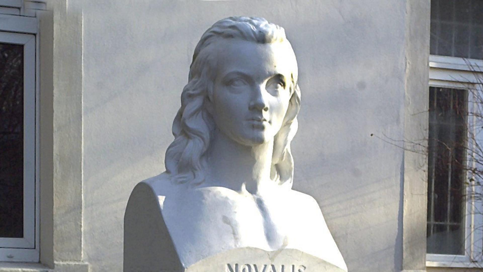 Eine Büste des frühromantischen Dichters Novalis (Georg Philipp Friedrich von Hardenberg) steht am 23.1.2001 an seinem Grab in Weißenfels. Der frühromantische Dichter wurde am 2. Mai 1772 in Oberwiederstedt bei Hettstedt (Sachsen-Anhalt) geboren und starb am 25. März 1801 in Weißenfels.