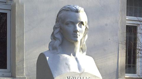 Eine Büste des frühromantischen Dichters Novalis (Georg Philipp Friedrich von Hardenberg) steht am 23.1.2001 an seinem Grab in Weißenfels. Der frühromantische Dichter wurde am 2. Mai 1772 in Oberwiederstedt bei Hettstedt (Sachsen-Anhalt) geboren und starb am 25. März 1801 in Weißenfels.