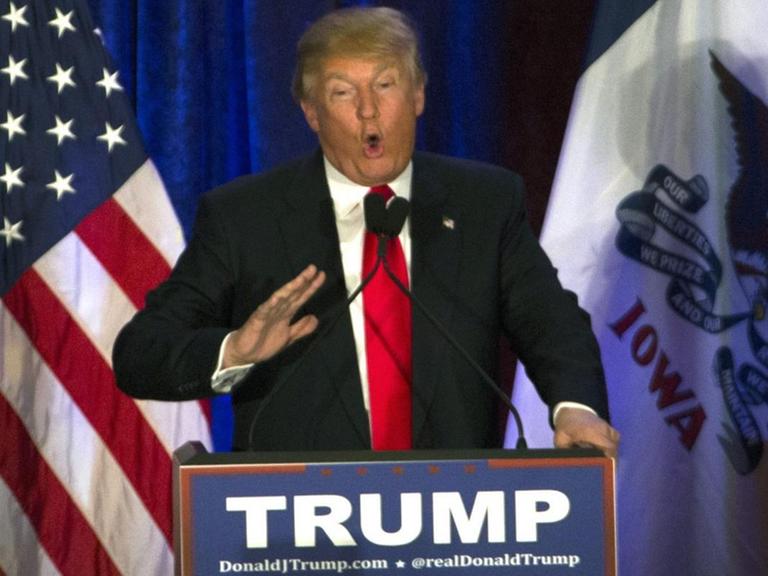 Der Präsidentschaftsbewerber der Republikaner, Donald Trump, spricht am 2.2.2016 nach Bekanntgabe der Ergebnisse der Vorwahl in Iowa vor Anhängern.