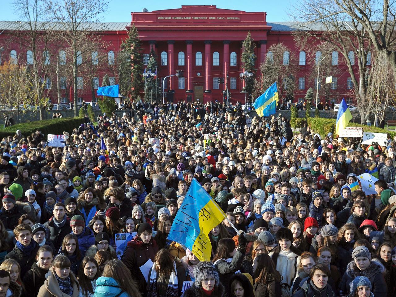 Demonstranten vor der Universität in Kiew.