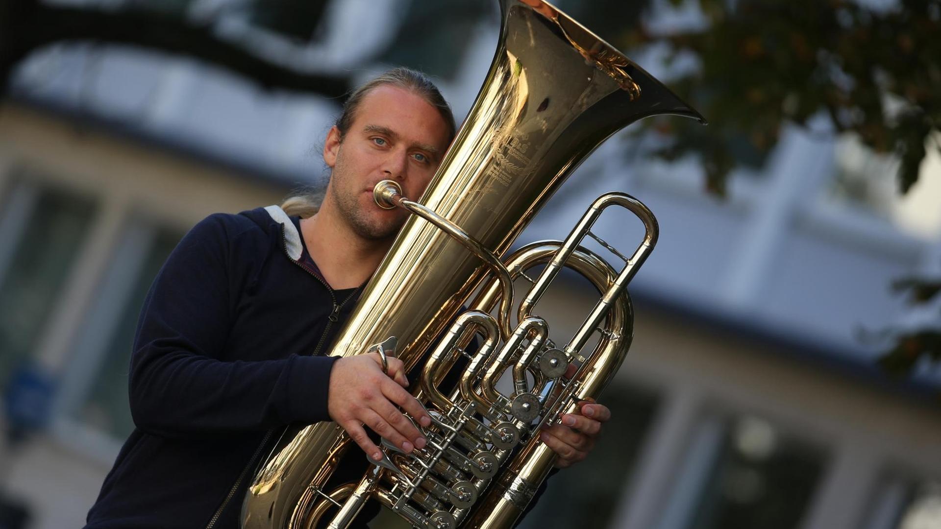 Andreas Martin Hofmeir posiert am 01.10.2015 in München (Bayern) mit seiner Tuba.